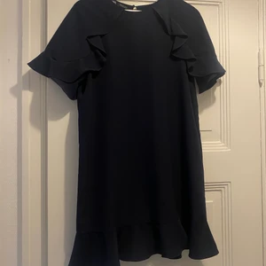 Klänning - Marinblå finklänning från Zara i väldigt bra skick! 🦋