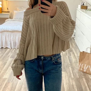 Stickad tröja - Beige stickad tröja från madlady i stl. S, superfin men kommer tyvärr inte till användning. Tröjan är lite stor på mig som vanligtvis är en xs/s så jag skulle säga att den även passar M och L beroende på hur man vill att den sitter💞