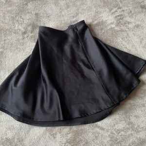 Svart satin kjol  - Säljer min svarta satin kjol som man knyter i midjan💕💕 den är köpt på asos och passar som XS eller S💕💕💓