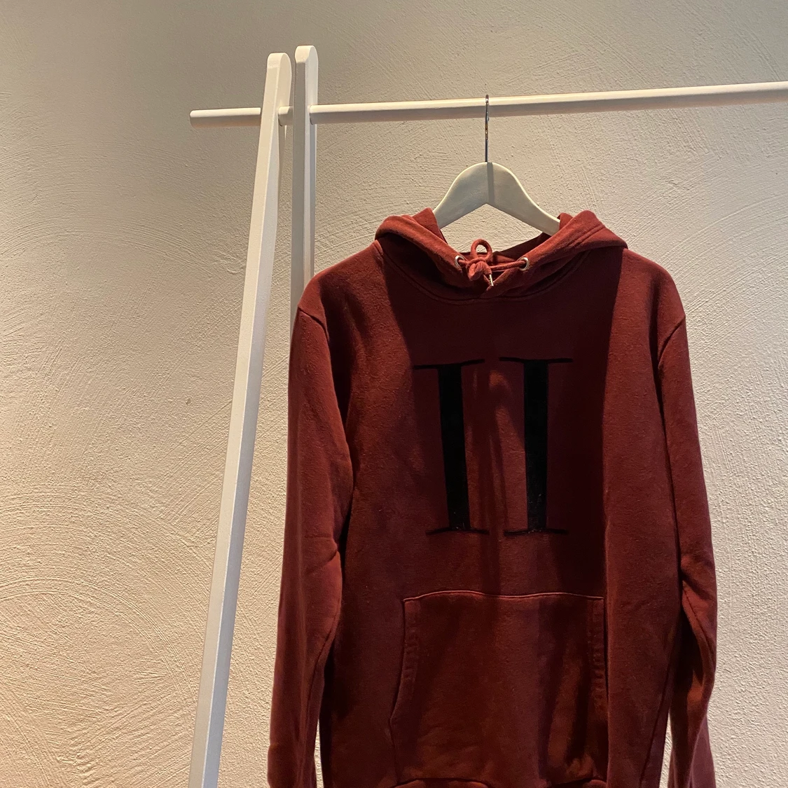 Vinröd hoodie från Les Deux
