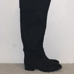 Over-knee-high stövlar i mocka - Overknee high stövlar i mocka. Använda endast ett fåtal gånger. Storlek 39. Hör av er för fler bilder