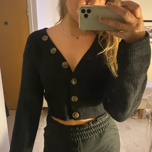 Svart na-kd kofta - Säljer denna jättefin kofta med långa armar från na-kd, lappar finns kvar så den är som ny! Fin att både ha öppen och stängd som på bild