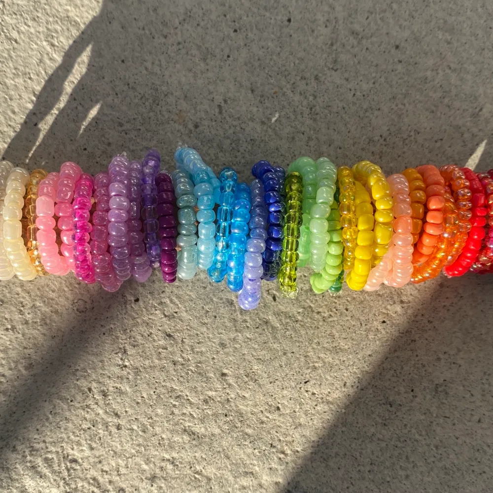 Superfina pärlringar i olika färger 🤎 gjorda av elastisk tråd. Storlek väljer du själv. Går att välja mönster o färgkombinationer om så önskas! 🤩 25kr styck, 12kr frakt. Accessoarer.