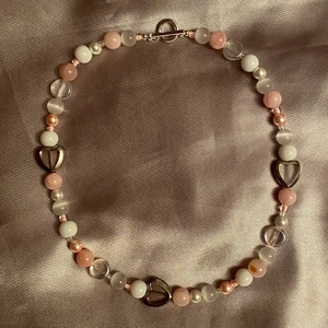 ✧ rosa halsband ✧ - Rosa halsband med vita och klara glaspärlor samt rosa fönsterpärlor i form av hjärtan och pärlor av rosenkvarts 🔮🌺🦩🕊💌 !GRATIS FRAKT!