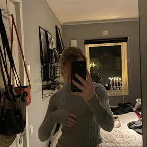 Långärmad ribbad tröja  - Grå, kroppad, ribbad tröja med halv polokrage från bikbok. Knappt använd✨ Skriv för mer info!