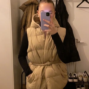 Beige väst - ny - Fin beige väst med luva, nyskick med prislapp kvar från boohoo. Storlek S