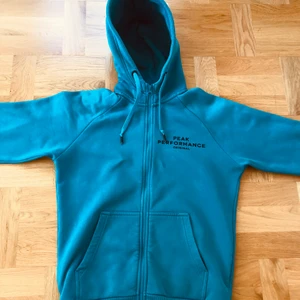 Peak Performance Zip  - En fin Peak Performance Zip hoodie i herr strl S. Inköpt vår 2020, sparsamt använd med gott skick. Säljes pga vuxit ur den och blivit större. Nypris 1200kr.            Pris: 300kr