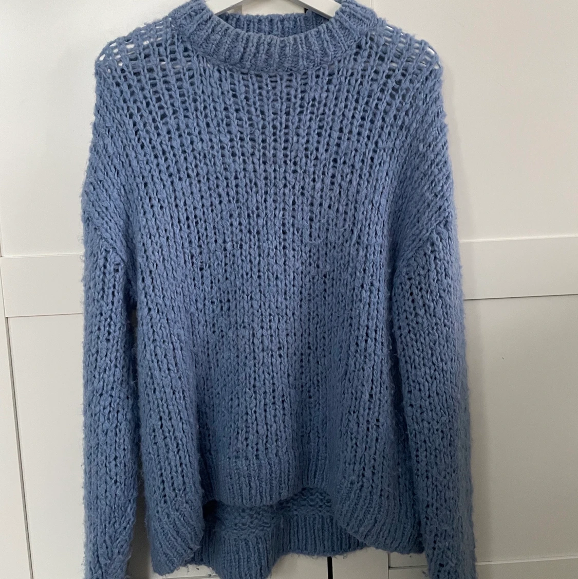Blå, stickad tröja från Envii