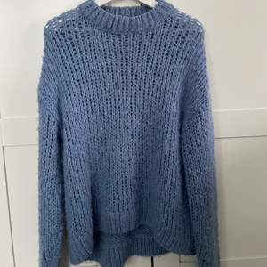 Blå, stickad tröja från Envii - Jag säljer denna jättefina stickade tröja ifrån Envii i storlek M, den sitter även jättefint som en lite oversize S. Den är i nyskick, köparen står för frakt🤍