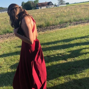 Balklänning  - Balklänning köpt på bubbleroom. Står inte vilken storlek det är med är väldigt stretchig så skulle säga den passar allt från xs-l. Klänningen går och knyta hur man vill vilket gör att den kan se ut som helt olika klänningar bara på några sekunder. 