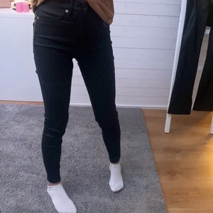Skinnbyxor  - Svarta skinnbyxor, knappt använda💕 