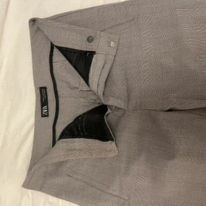 Mid rise kostymbyxor  - Mos rise Kostymbyxor från zara, stl xs. Byxorna är försmå för mig då jag är en s eller m, jävligt snygga men eftersom att de är försmå blir det inga bra biler. Skriv privat för bättre bilder