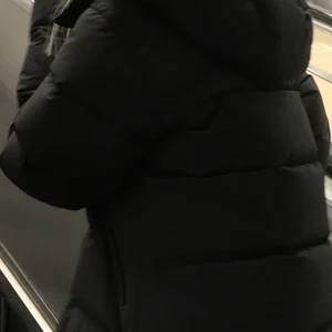 Svart Sail racing jacka - En puffar jacket i stil XS som Har använts i 1 år men är i bra skick. Dock är den kanska kort i armarna men annars bra. Har sånna finger saker som sitter i armen så det inte blåser in i armen. 