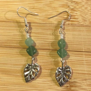 Örhängen med grön aventurin  - Vackra örhängen med äkta grön aventurin och palmblads berlocker 😍 betalning via swish FRI FRAKT 