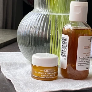 Kiehls Calendula series - Paketet innehåller; Calendula herbal extract toner 🌻 samt Calendula serum-infused water cream🌊 med hundratals mikroniserade blad från ringblomman boostar dessa produkter din hy med fukt och lugnar den. En alkoholfri toner med lugnande effekt på problematisk hy i samspel med Kiehls vattencreme som ger huden lyster och mjukhet. Frakt tillkommer 💛