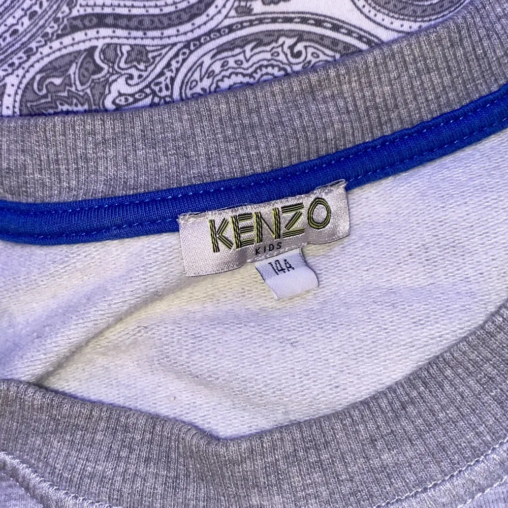 En kenzo tröja i storlek 14, alltså runt 150-160 i väldigt bra skick. Tröjor & Koftor.