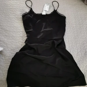 H&m svart klänning  - Det är helt ny oanvänd! Säljer den för att den passar inte mig