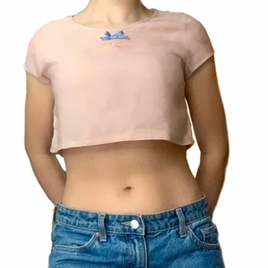 Baby tee  - söt topp liknande babytee med blå rosett💕 passar xs bäst skulle jag säga💓