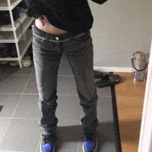 Gråa acne jeans - (Swipa för mer rättvis färg) säljer mina grå acne jeans då de har blivit för små. Superfina och trendiga. De är low/midwaist. Jag är 165 så de är lite långa men personligen tycker jag bara att det är snyggt. 