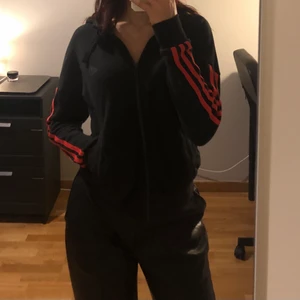 Adidas huvtröja rosa - Adidas tjocktröja med huva och rosa sträck, super mysig och bekväm. Plagget sitter normalt (jag är 175 cm lång). Har använts ett fåtal gånger. Ingen retur. Alla plagg som säljs tvättas noga innan leverans! Det är bara att skriva om du har några frågor! <3