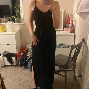 Svart lång klänning - Använd ca 3 gånger och super fin kvalite. Är ca 170 lång o den passar bra på mig. Klänningen är i storlek 40. Klänningen har också två slitsar på sidorna.