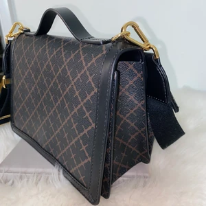 By Malene Birger Loenna Dark Chocolate - By Malene Birger Loenna Dark Chocolate. Nyskick ord pris 2499:- säljes pga ny väska.