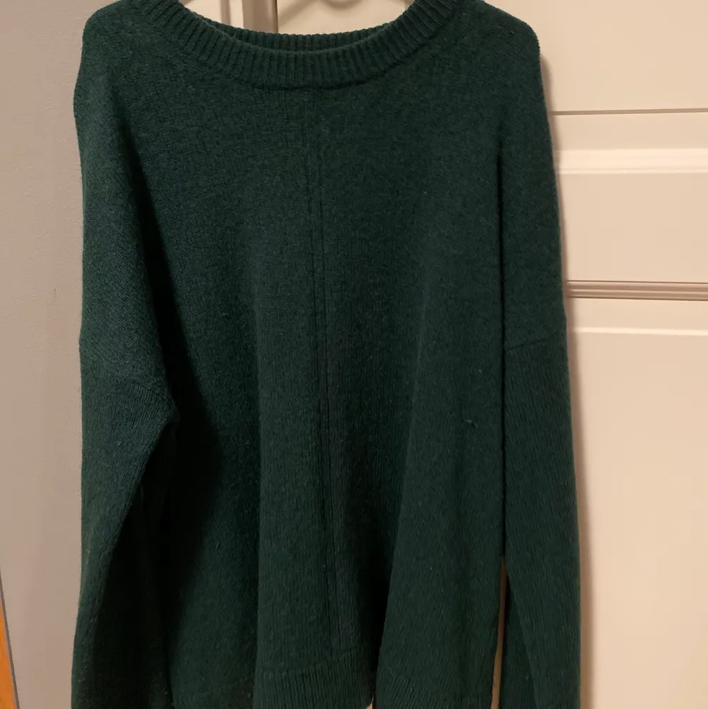 Säljer denna stickade mörkgröna tröja ifrån weekday💕 Frakten ingår i priset!. Tröjor & Koftor.