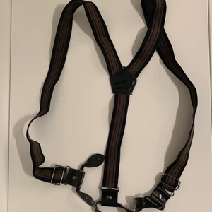 Hängslen  - Hängslen om en används. Justerbara band. 