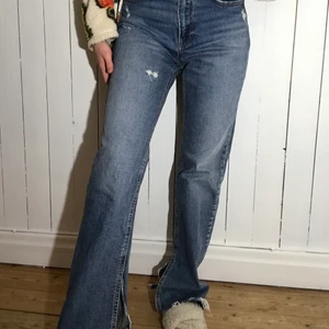 Jeans med slits från Bershka  - Endast använda 1 gång! Långa på mig som är 161. Svinsnygga och sitter jättebra! Passar mig som brukar ha S! 