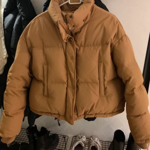 H&M, storlek: 38  - Köpt för ca 2 år sen men är i väldigt bra skick! Det enda är att det fattas en knapp (som inte syns). Köpt för ca 500 kr men säljer den för 250 kr plus frakt! Det går även att hämta den i Uppsala möjligtvis även i Stockholm i jul. 