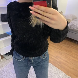 Stickad tröja - Stickad tröja  från NA-KD , använd fåtal gånger storlek XSS men passar XSS-M , går att ha hur man vill man kan välja ha öppningen fram eller bak 💕💕