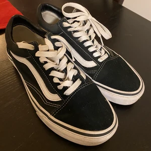 Vans - Mycket bra skick då dom är för stora så använda fåtal gånger. Storlek 38,5. Finns att hämta i Salem eller så kan jag mötas upp i Stockholm. Köparen står för frakt.