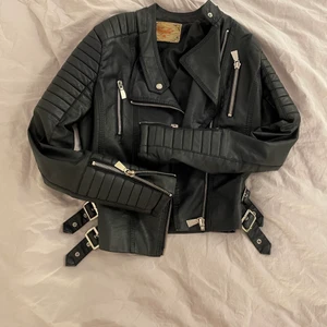 Svart skinnjacka  - Jättesnygg skinnjacka med fina detaljer. Har använt ett fåtal gånger men den är tyvärr inte min stil längre och kommer därför inte till användning. Köparen står för fraktkostnaden <3