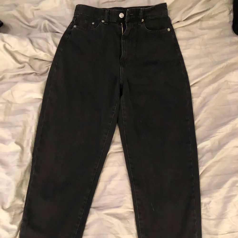 Snygga mom jeans från H&M, aldrig använda🤍 köptes för ca 300kr-> mitt pris -> 139kr + frakt🤎. Jeans & Byxor.
