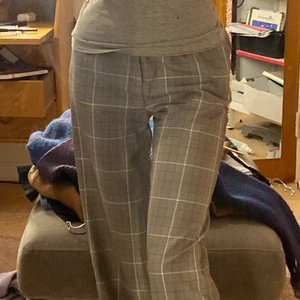 Kostymbyxor - Jättefina byxor som dock är förstora för mig💓 Dom är i XS men jag skulle snarare vilja säga S eller M.