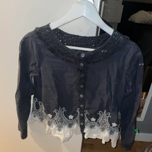 Odd Molly blus  - Säljer min Odd Molly blus, den är i storlek 1 (smal) säljer då jag inte använder den. (Obs ska stryka den) 