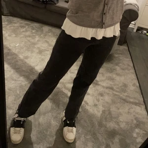 Svarta raka jeans - Säljer dessa jeans från zara. Lite för korta för min smak, jag är 1,60. 