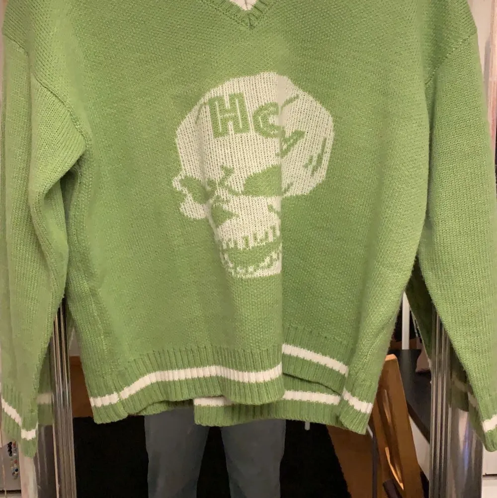 Fin stickad sweatshirt knappt använd från shein. Rätt stretchig och oversized. (xs-m) . Stickat.