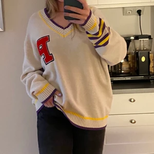 Ascool stickad tröja - Så najs stickad tröja från ASOS man i nyskick, strl XXS men väldigt oversized. Så snygg till både kjol och jeans.✨