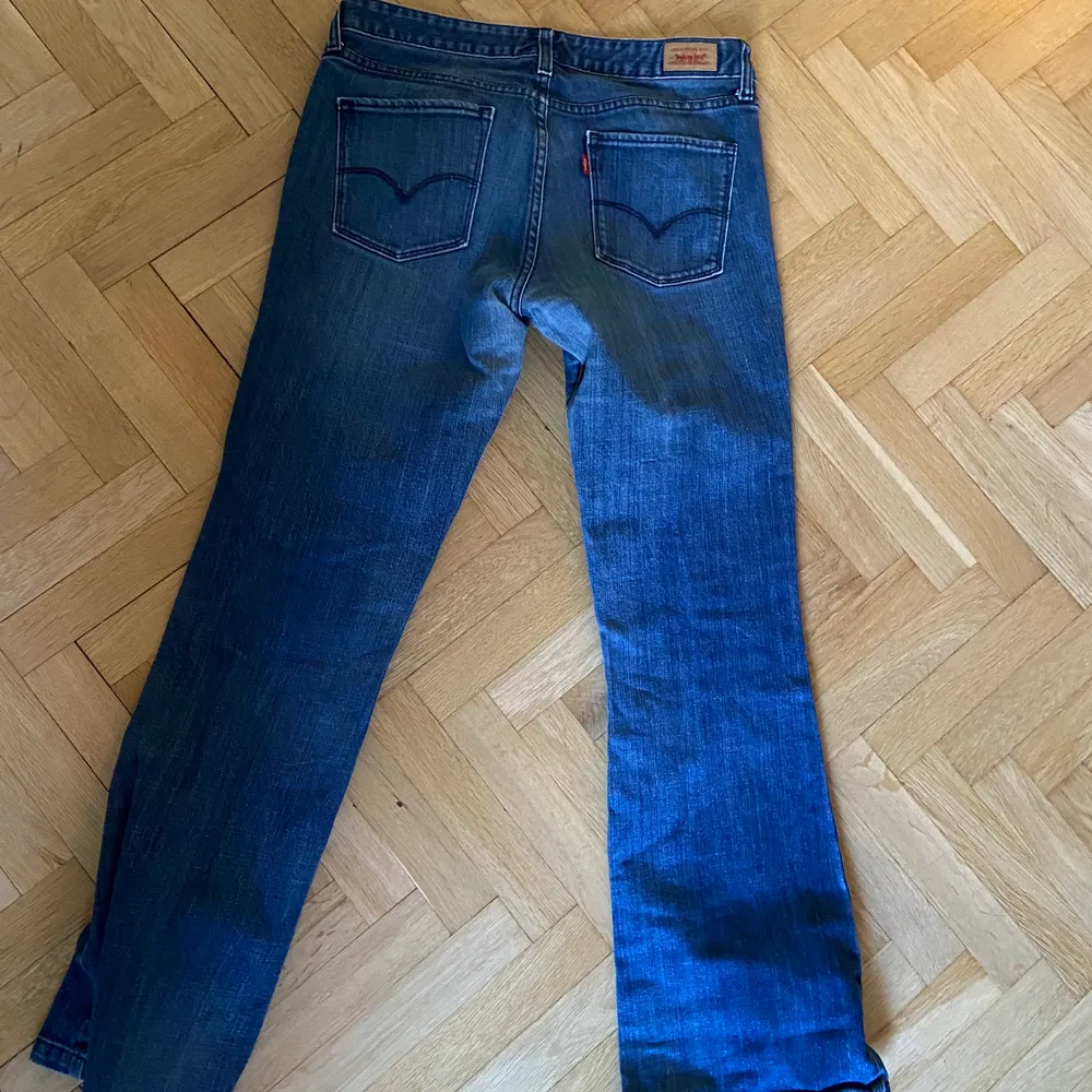 Säljer dessa levis jeans som är köpta vintage i Paris. Passar mig som är en 36/S men dom är lite för korta då jag är 172cm. Lågmidjade och lite vidare ben. Innre benlängd är ca 73cm och midjemåttet är ca 38,5cm. Köp direkt för 550kr. Jeans & Byxor.