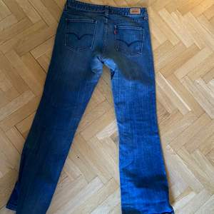 Säljer dessa levis jeans som är köpta vintage i Paris. Passar mig som är en 36/S men dom är lite för korta då jag är 172cm. Lågmidjade och lite vidare ben. Innre benlängd är ca 73cm och midjemåttet är ca 38,5cm. Köp direkt för 550kr