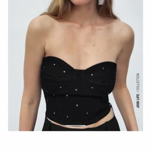 Korsett  - Säljer denna jeans korsett med nitar då den inte kommer till användning, helt ny! 💕storlek S!