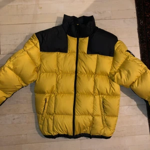 Northface puffer jacket - En varm northface dunjacka. Gul och i storlek large. Priset kan justeras.
