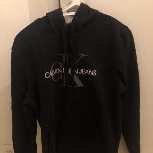 Hoodie ifrån Calvin klein 🤍 köparen står för frakt. Använd några få enstaka gånger 