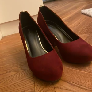 Lila/Burguny klackar  storlek 38 - Klackar från attitude, köpta 2016, sparsamt använda! 