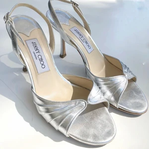 Jimmy Choo-sandal stl 38, passar 36,5/37 - Fint skick, knappt slitna sulor. Passar 36,5- 37, fast det står 38. 
