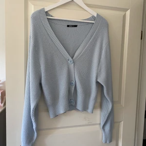 Stickad tröja från Gina - En stickad tröja från ginatricot i storlek M med 3 knappar. Väldigt mjuk och bekväm i materialet perfekt nu till hösten. I färgen baby blå, väldigt fin