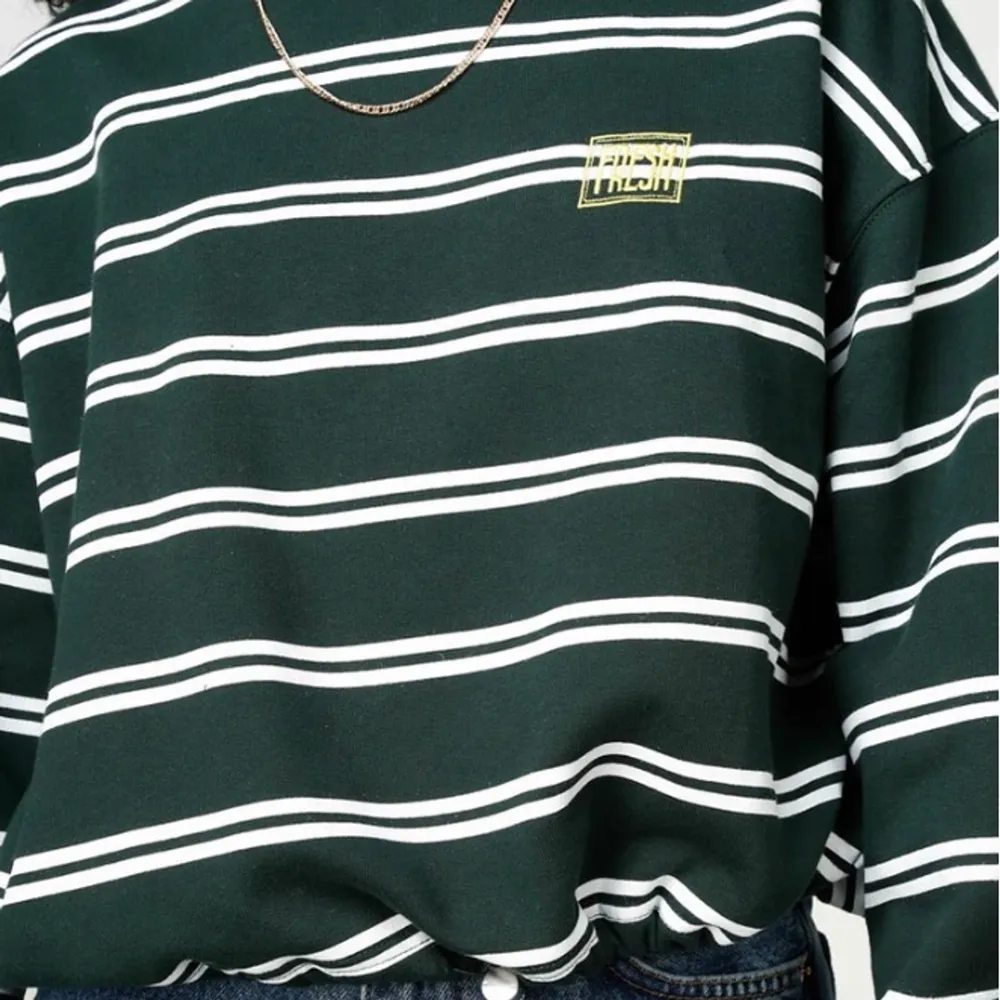 Storlek S                                                                                                 En jätte fin mörk grön randig tröja från Junkyard, använd cirka 3 gånger, den är som ny och inget förstört, säljer pågrund av att det inte är min stil (bilder är tagna från hemsidan)                                        Original pris 399. Tröjor & Koftor.