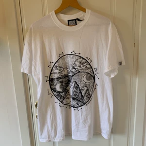 Ny T-shirt i strl M - En helt ny och helt oanvänd T-shirt från Reclaim vintage. Storlek M. Betalning endast med Swish. Jag står inte för frakt eller postens slarv🥰