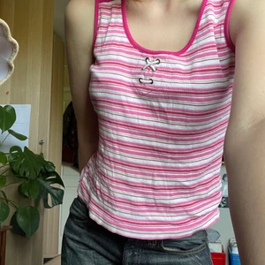 Randigt linne - Gulligt rosa och vit randigt linne💘 står 34/36 men skulle säga att den passar även större storlekar! Frakt tillkommer 